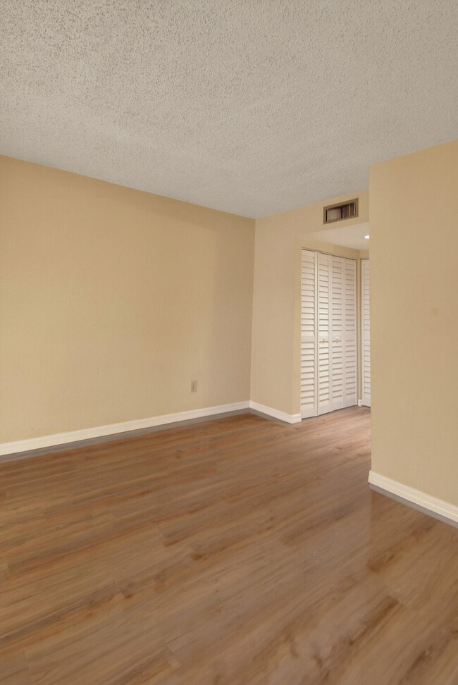 Building Photo - 1620 SE Green Acres Cir