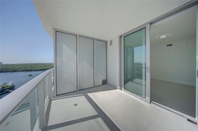 Foto del edificio - 300 Sunny Isles Blvd