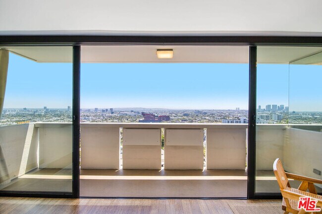 Foto del edificio - 8787 Shoreham Dr
