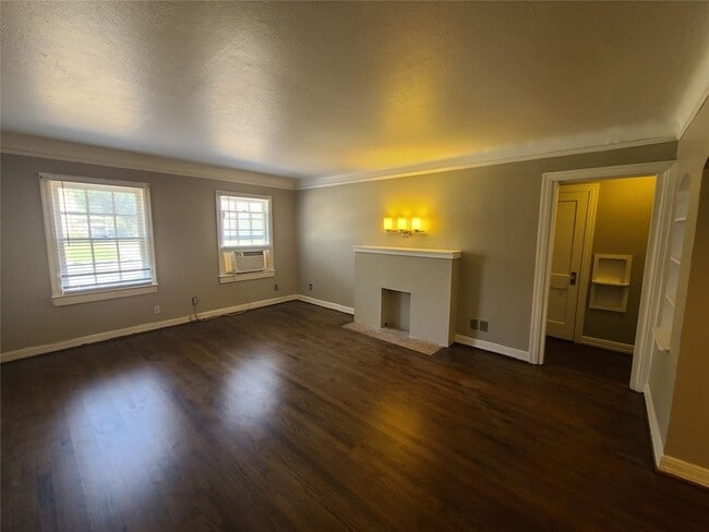 Building Photo - 5920 La Vista Dr
