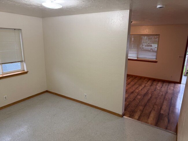 Building Photo - Updated 2 bedroom 1.5 bath duplex!