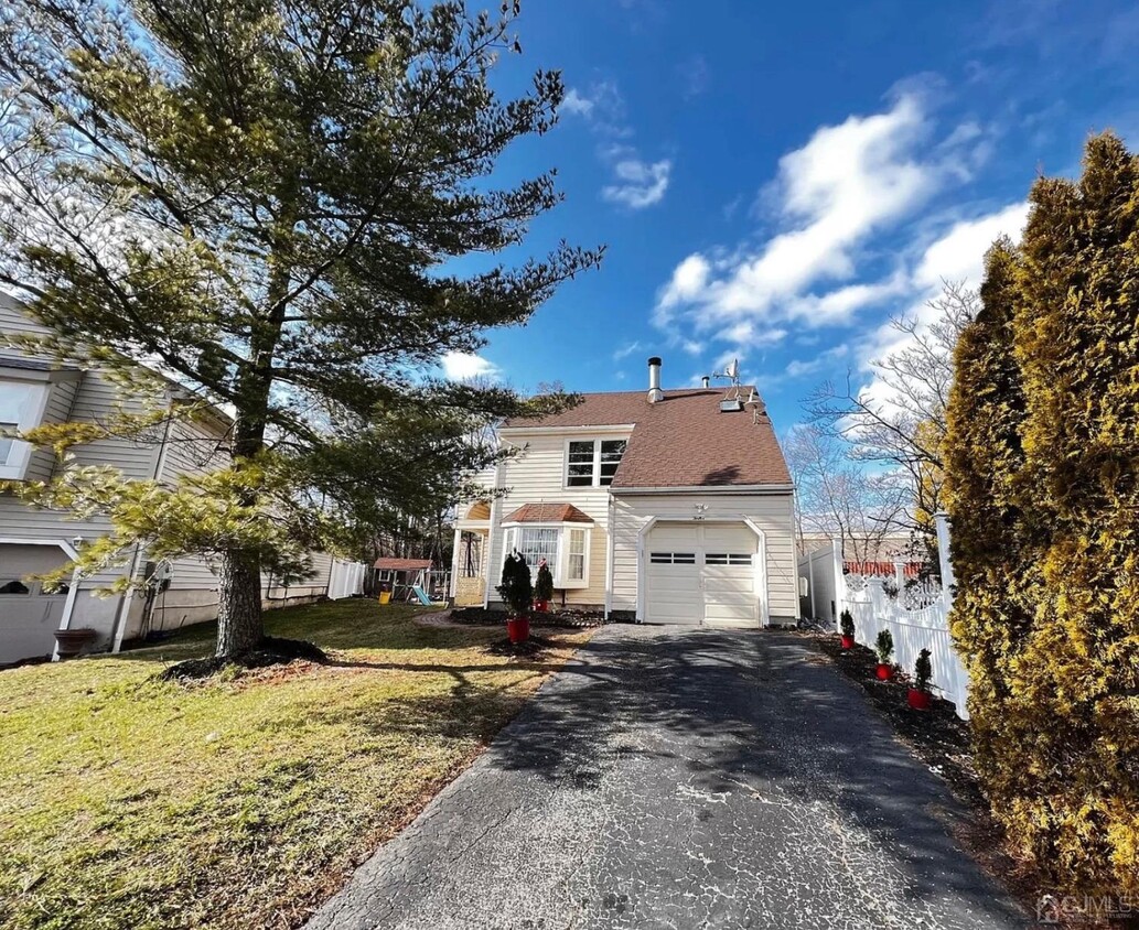 Primary Photo - 12 Ivy Way