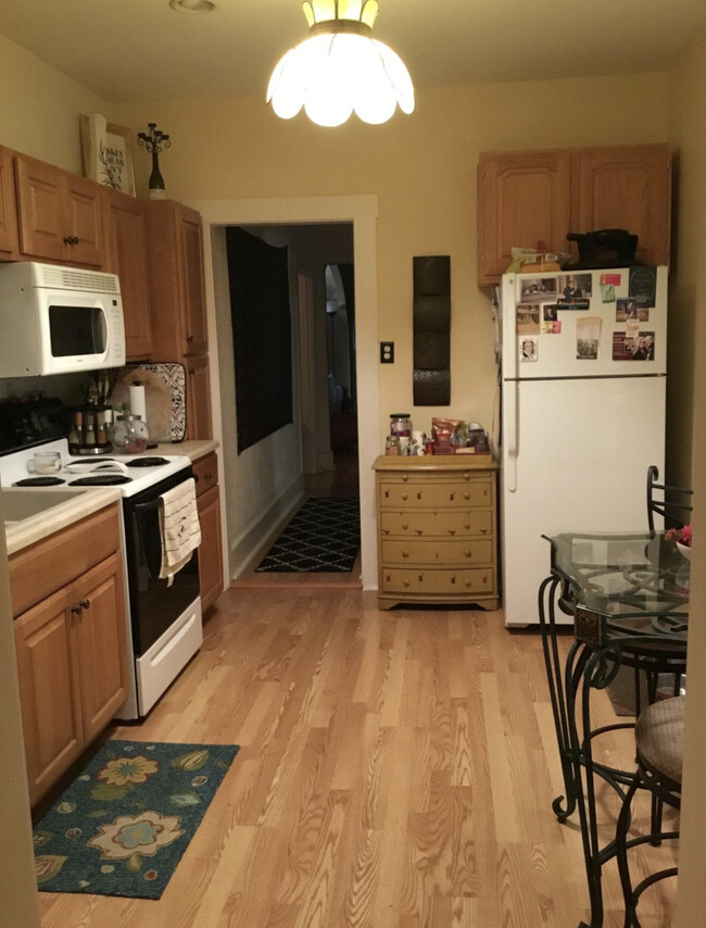 Large eat in kitchen - 6919 Bruno Ave