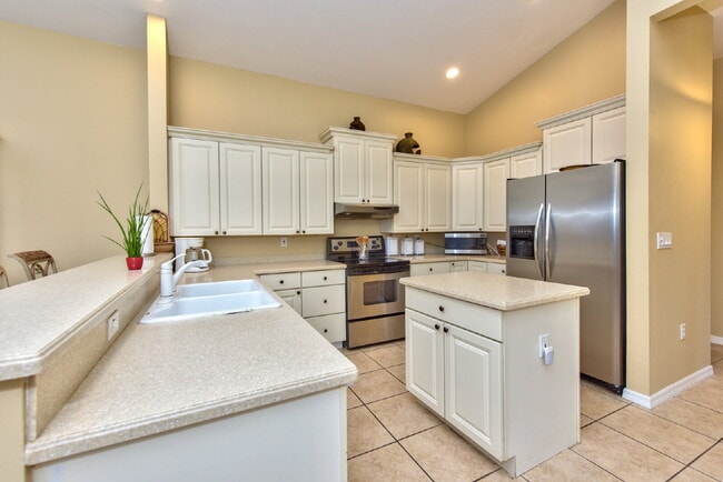 Building Photo - Queens Park - Pool home with a separate ca...