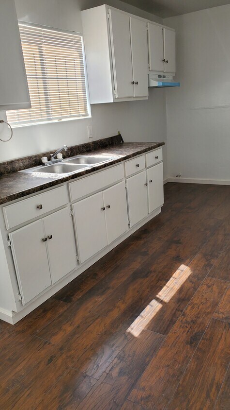 Kitchen Area - 622 W 87th St