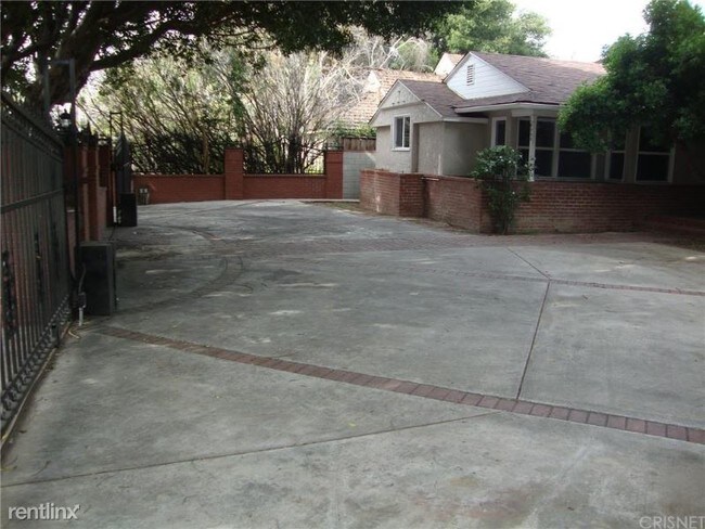 Building Photo - 4 br, 3.5 bath House - 4900 HAYVENHURST AVE.