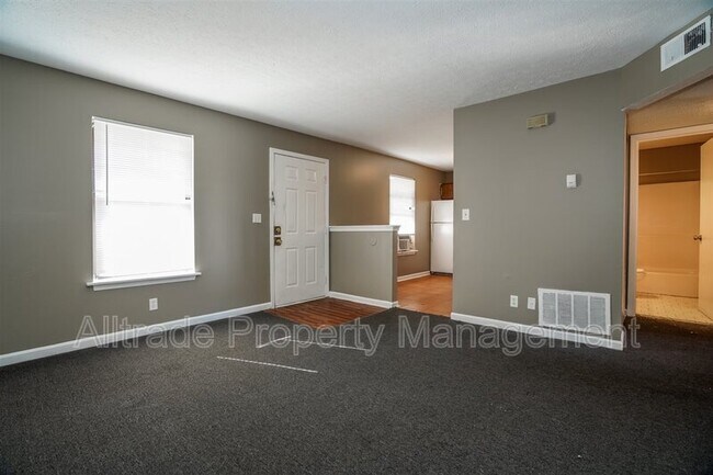 Foto del edificio - 1215 Huntington Ln