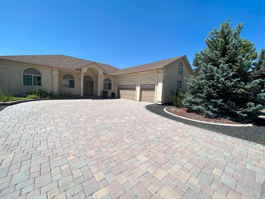 Primary Photo - 924 Springfield Dr