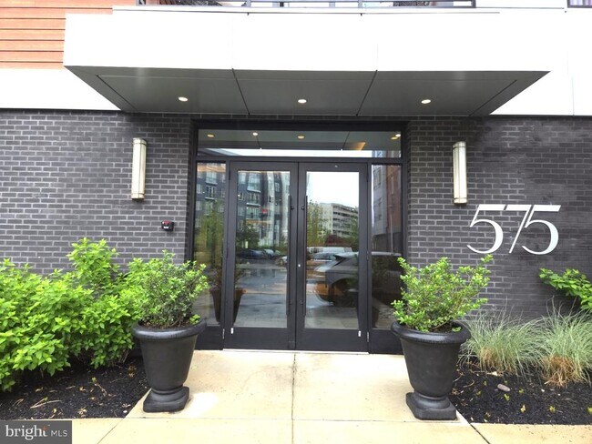 Foto del edificio - 575 S Goddard Blvd