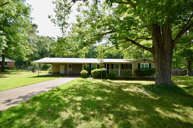 Building Photo - Great Home with Huge Fenced Yard