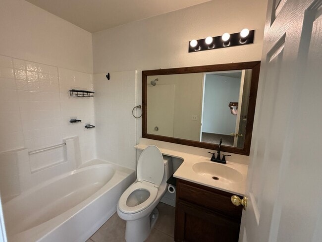 Building Photo - Hesperia Home, 3 Bedroom's, 2 Bathrooms, New paint, New Carpet,