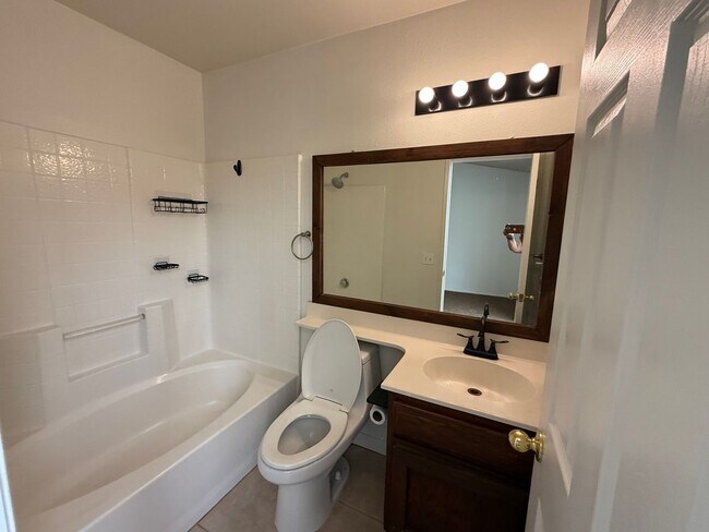 Foto del edificio - Hesperia Home, 3 Bedroom's, 2 Bathrooms, New paint, New Carpet,