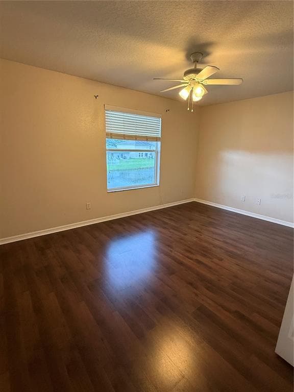 Foto del edificio - 584 Cresting Oak Cir