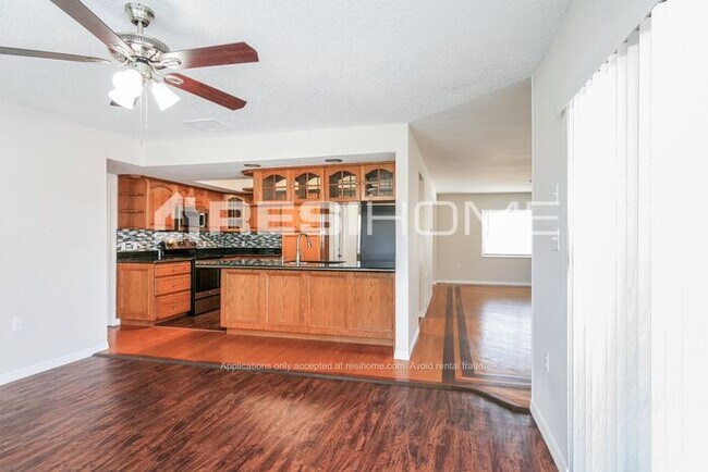 Foto del edificio - 7109 Orchid Lake Rd