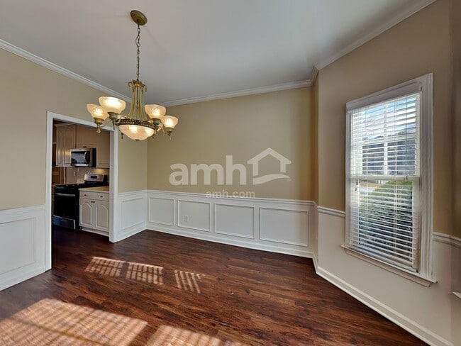 Building Photo - 3305 Maple Terrace Dr