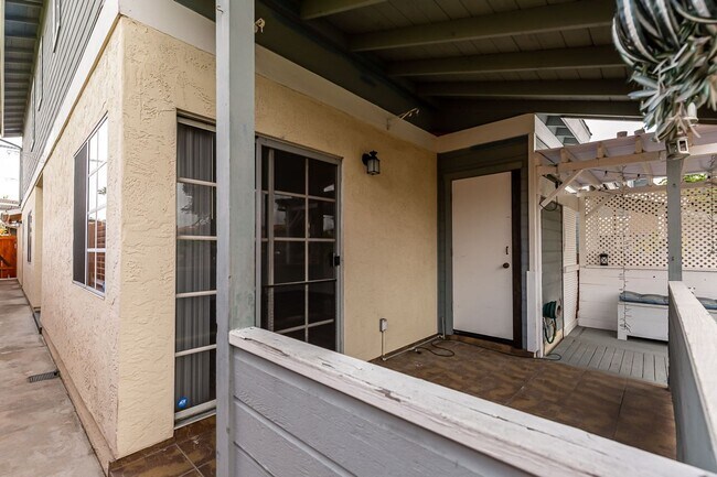 Building Photo - ***LIGHT & BRIGHT 3 BEDROOM WITH ENCLOSED ...