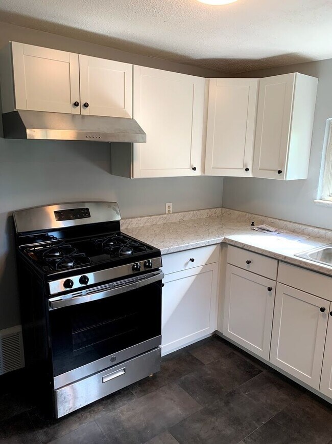 Building Photo - Cozy 2 Bed, 2 Bath Home in Brookline - Ava...