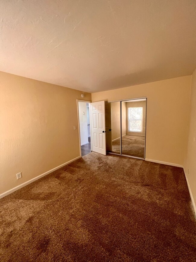 Building Photo - 2 Bed 1 Bath Condo in Martinez