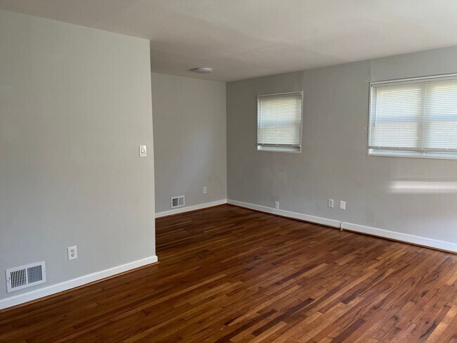 Building Photo - Updated Home Close to METRO