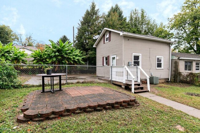 Building Photo - 1049 Dixon Ave