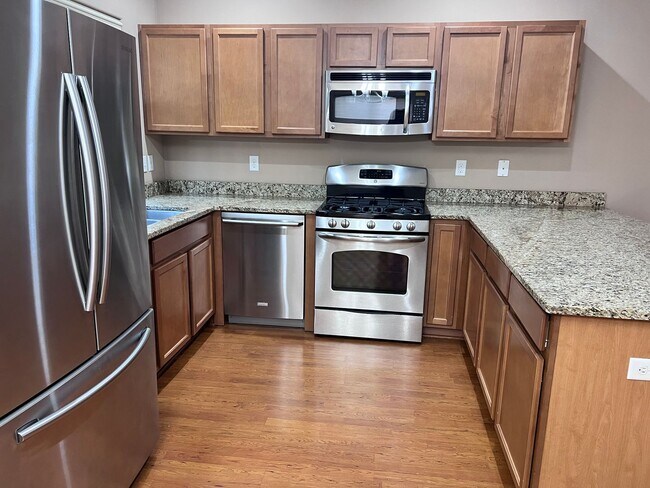 Foto del edificio - 2 Bedroom with major appliances, 2 car gar...