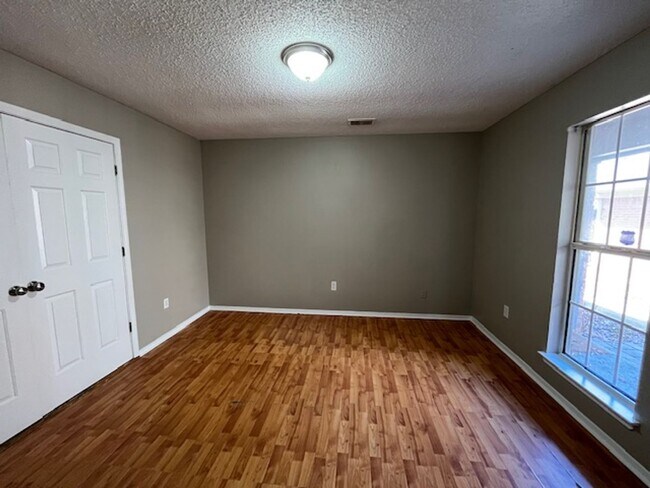 Foto del edificio - Renovated 2 Bedroom 2 Bath Home with 2 Car Garage!!