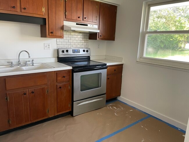 Kitchen - 985 E Hope Dr