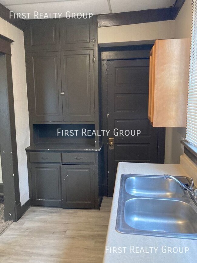 Building Photo - Move in Special! $100 off 1st months Rent,...