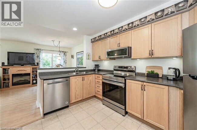 Building Photo - 653 Royal Fern St