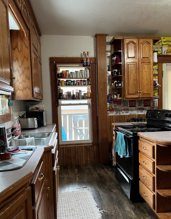 Main Kitchen - 909 Brooklawn Dr