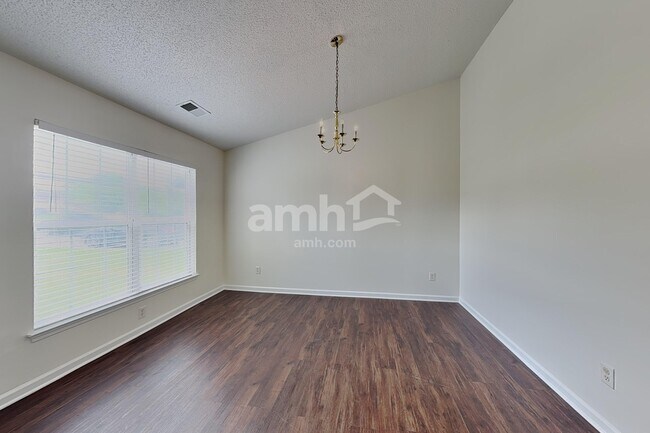 Foto del edificio - 1079 Chapel Creek Rd