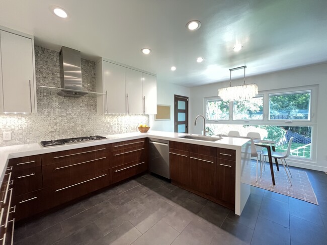Building Photo - 420 Tamarac Drive