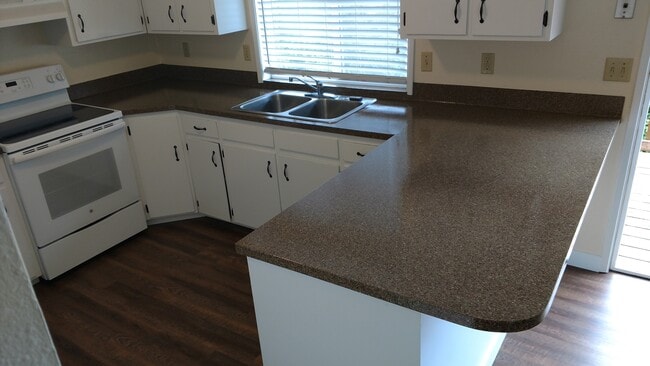 Building Photo - 3-Bedroom, 2-Bath Duplex - Amazing Views o...