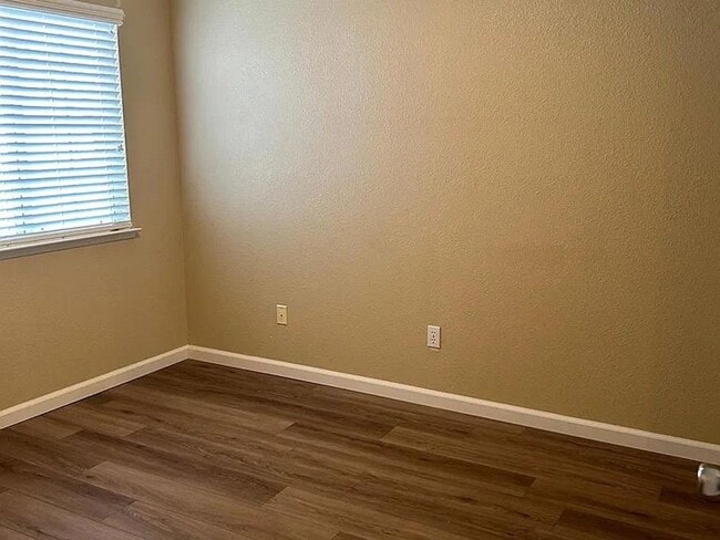 Building Photo - Hanford Family home