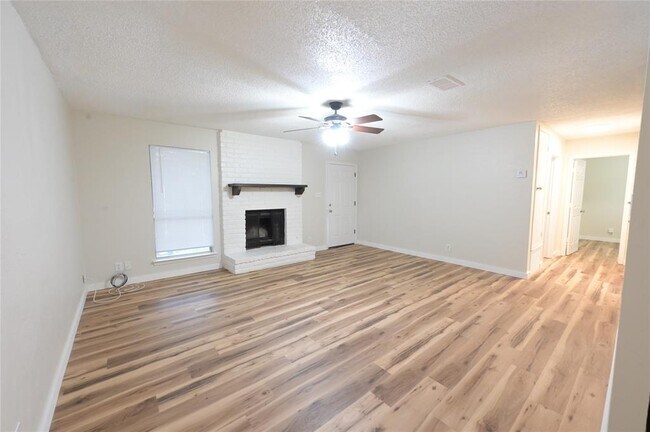 Foto del edificio - 1200 Matthews Ln