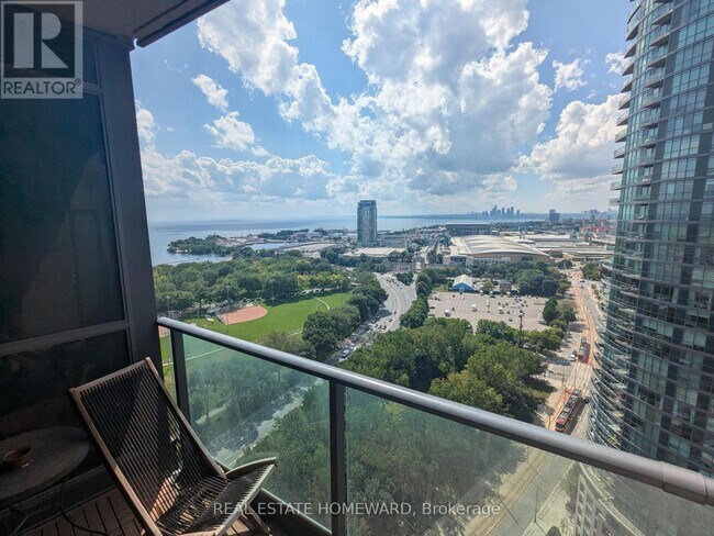 Building Photo - 215 Fort York Blvd