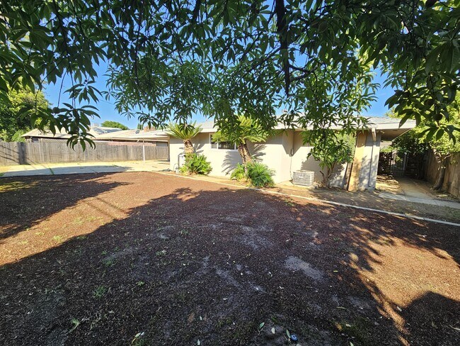Building Photo - 835 S Sunnyside Ave