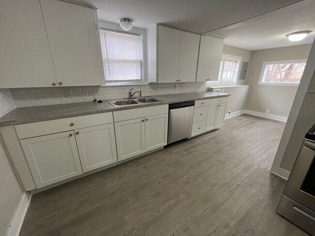 Foto del edificio - OPEN HOUSE - 3 Bed/1 bath home with 2 car ...