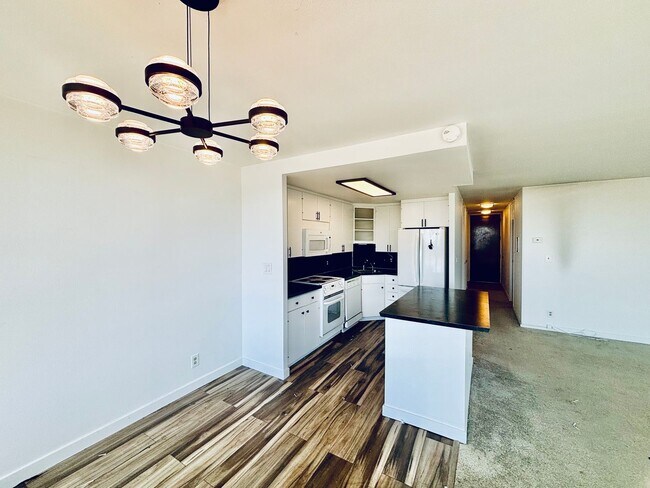 Building Photo - Experience Seattle Living at Its Best!  Ci...