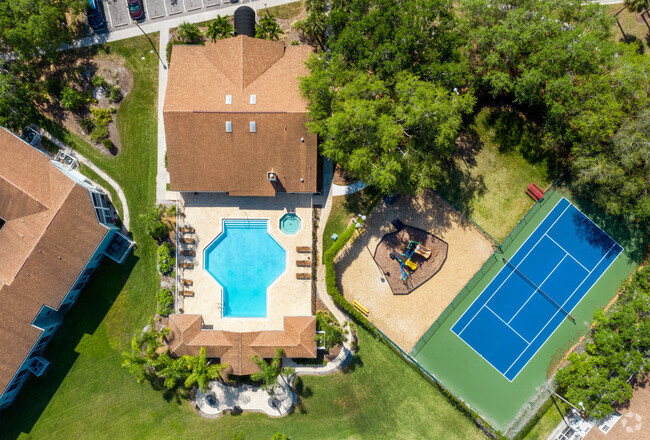 Piscina, área de juegos y cancha de tenis - Providence at Palm Harbor