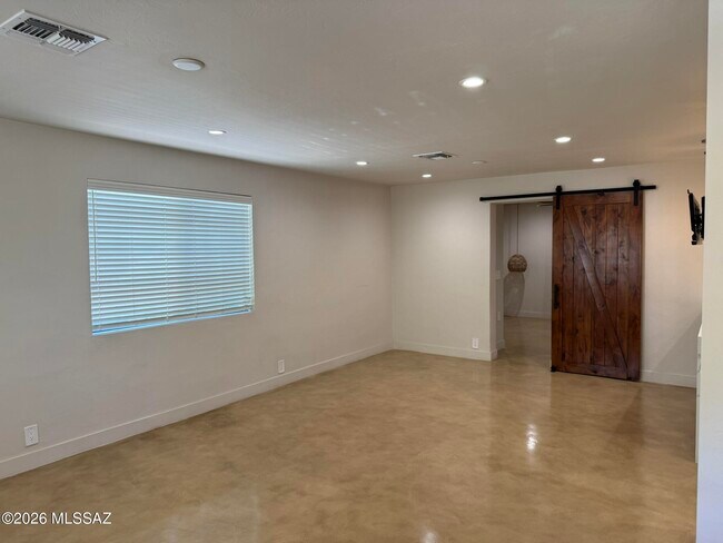 Building Photo - 426 S Stratford Dr