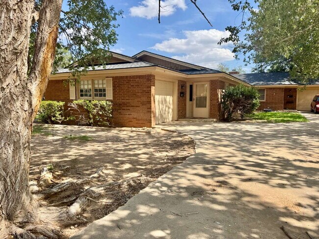 Building Photo - Comfortable and Spacious 2-bedroom home with a garage