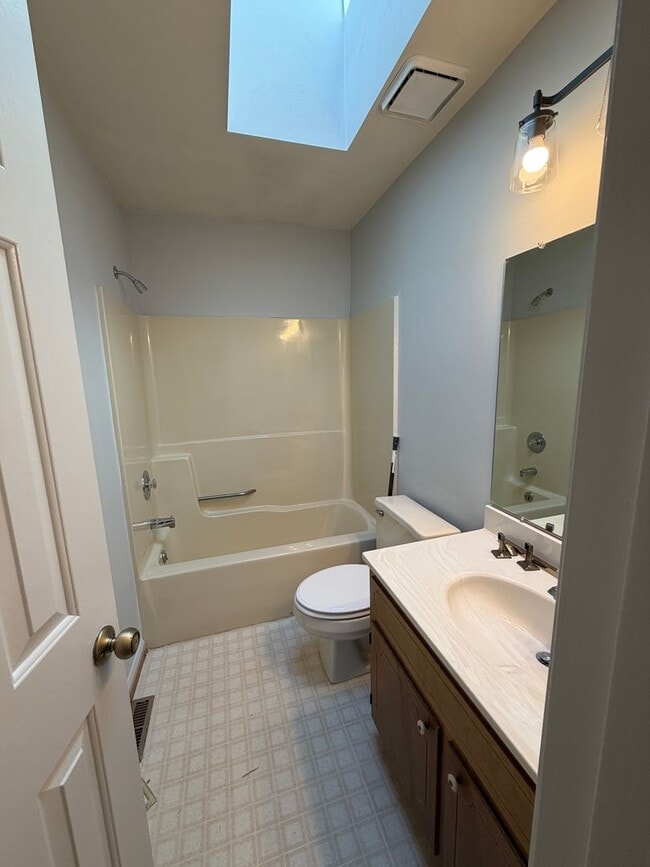 Building Photo - Roanoke Duplex