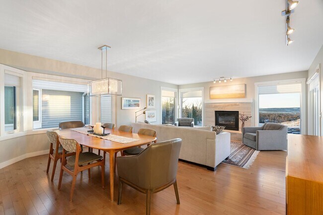 Building Photo - 23 Hawkside Park NW