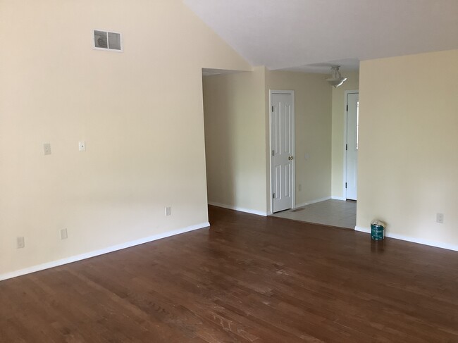 Living room - 844 S Dexter Ave