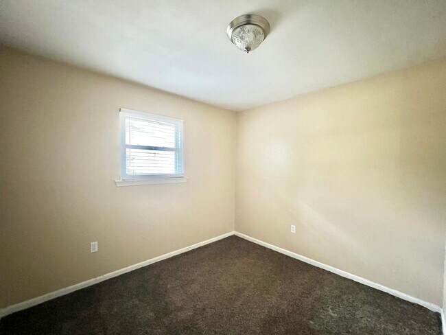 Building Photo - Three Bedroom Home with a Spacious Backyard