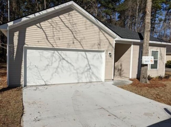 Building Photo - 205 W Pine St