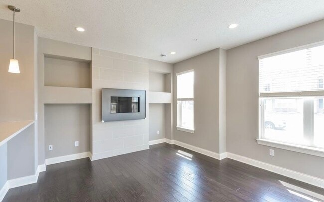 Building Photo - 8410 Jonquil Ln N