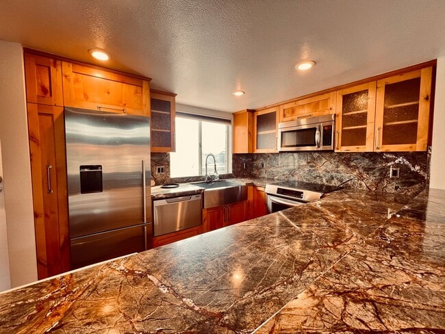 Foto del edificio - Renovated Uptown District Top Floor Condo in the Hillcrest