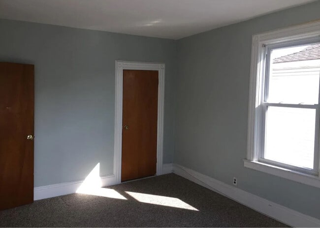 Building Photo - 529 Forest St